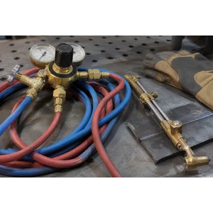 Selang las dan regulator gas untuk kerja las yang stabil